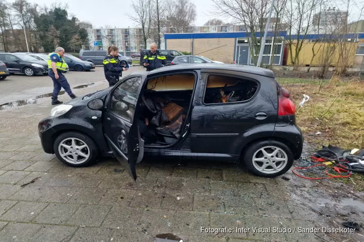 Auto in brand gestoken op parkeerplaats in Zaandam