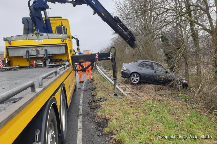 Auto rijdt talud af in Zaandam, Bestuurder komt met de schrik vrij