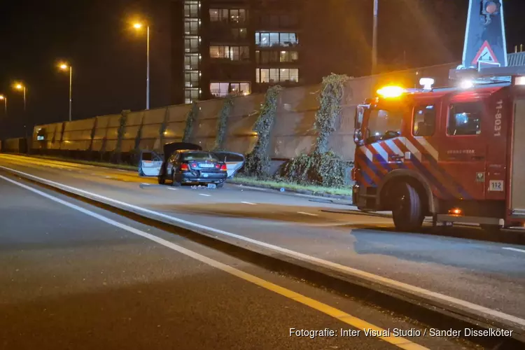 LPG-tank van auto explodeert op Zaanse brug, bestuurder gewond