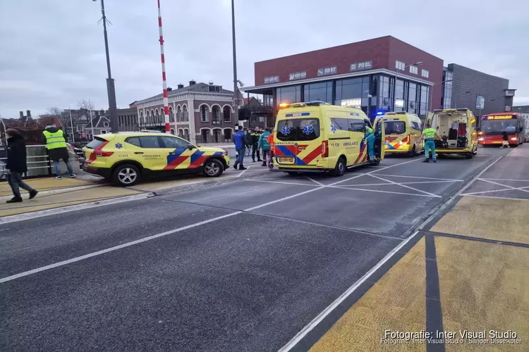 Man valt van brug en raakt zwaargewond