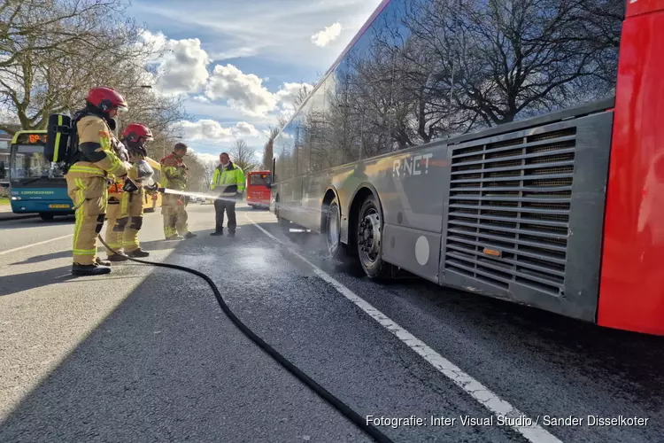 Lijnbus stopt na rook onder bus