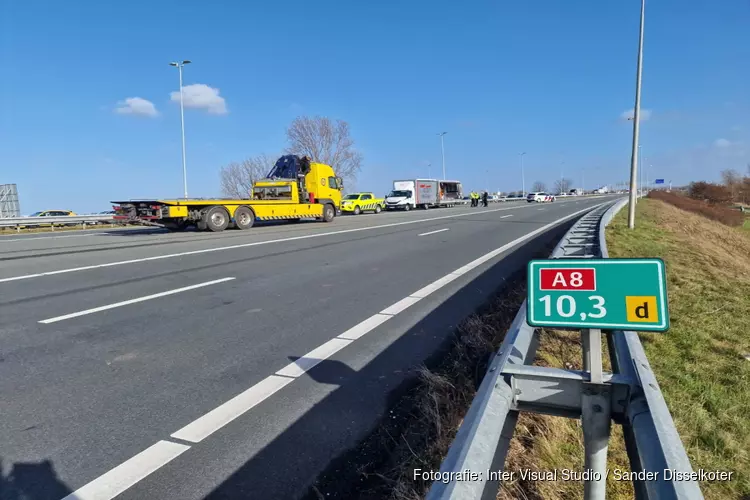 Snelweg A8 richting Knooppunt Zaandam uur dicht geweest vanwege gekantelde vrachtwagen