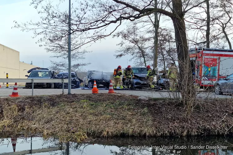 Autobrand achter politiebureau Zaandijk