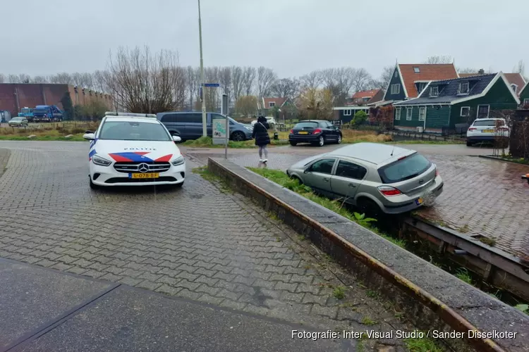 Auto rijdt in greppel in Haaldersbroek