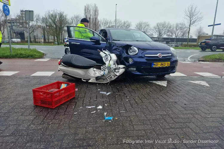 Scooterrijder in botsing met auto in Wormerveer