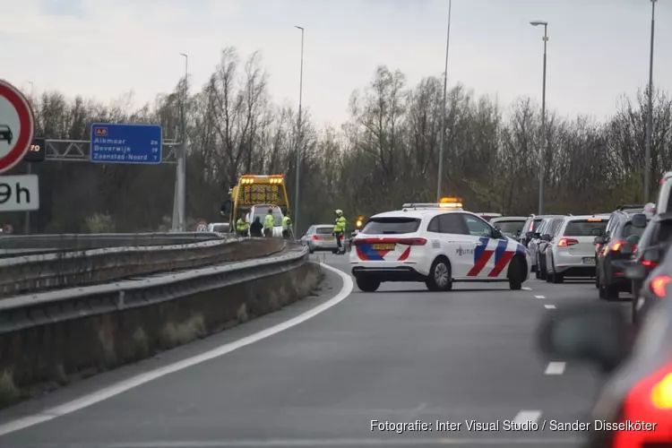 Automobilist rijdt tegen vangrail bij Knooppunt Zaandam