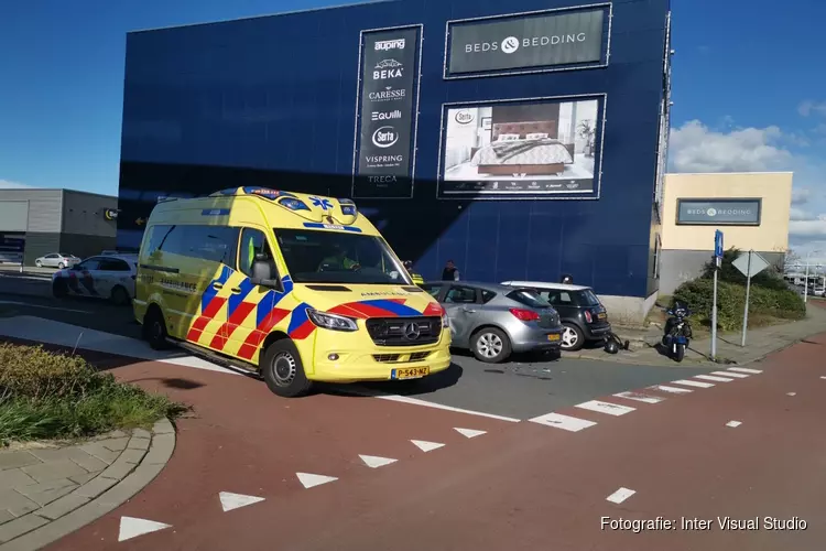 Scooterrijder gewond na botsing met auto in Zaandam