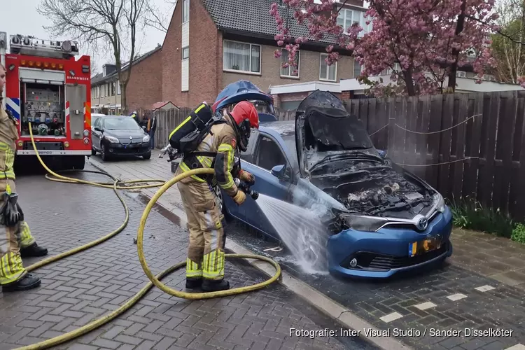 Auto in brand in Zaandam, vermoedelijk aangestoken