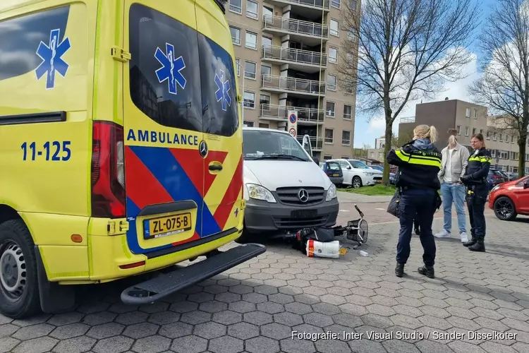 Fietsster aangereden door bestelbus in Zaandam