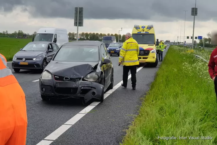 Twee auto&#39;s betrokken bij ongeluk op A7 thv Wijdewormer