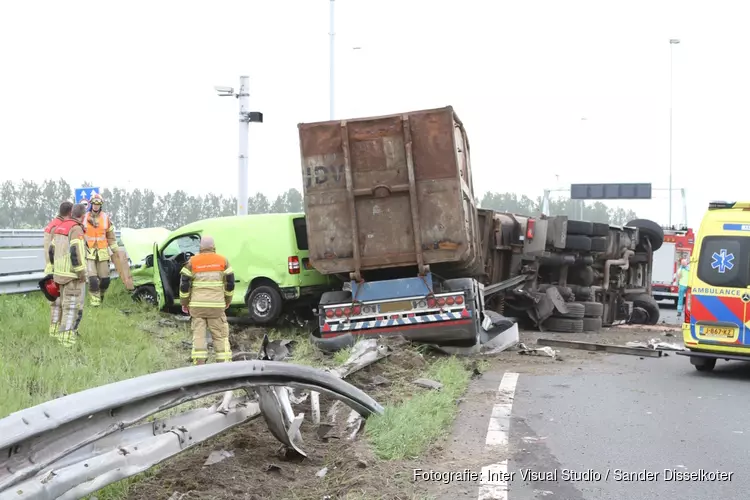 Vrachtwagen gekanteld op Coenplein