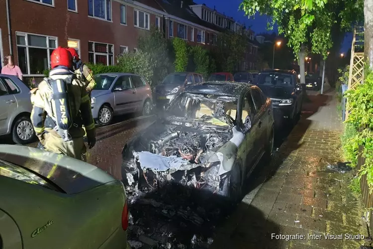 Auto door brand verwoest in Burgemeestersbuurt