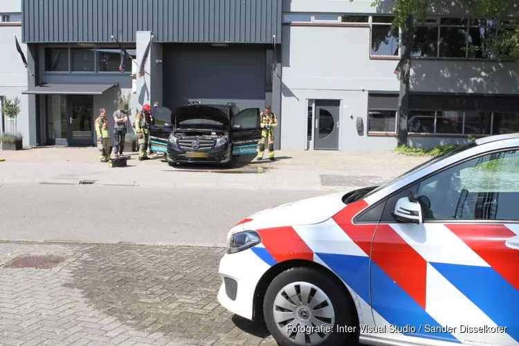 Auto bijna in brand aan Kleine Tocht in Zaandam
