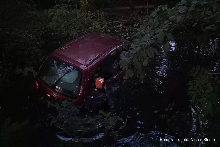 Automobiliste komt in sloot terecht in Zaandam