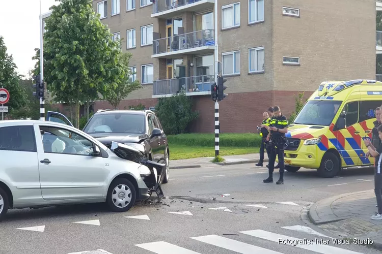 Twee auto`s total loss na botsing in Wormerveer