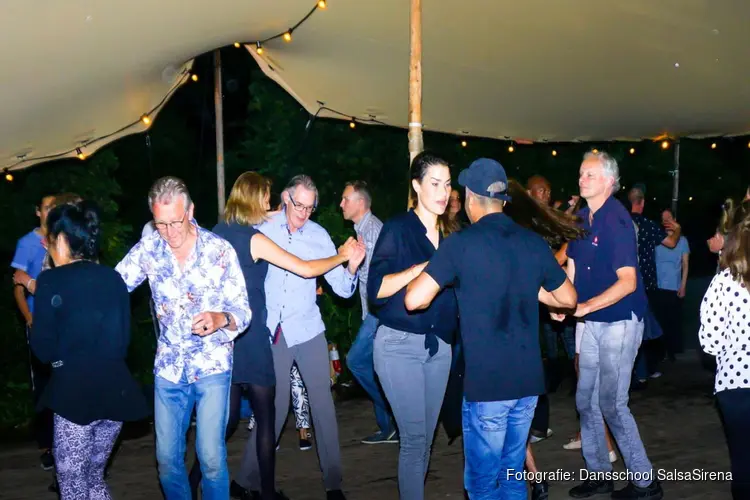 Buiten dansen in de Tolhuistuin