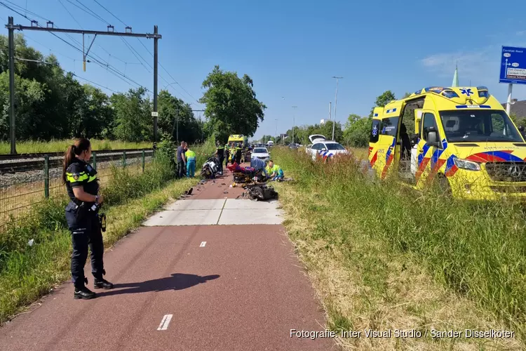 Motoragent en scooterrijder gewond na frontale botsing