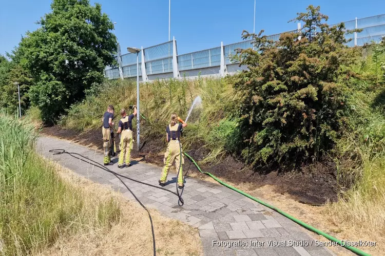 Bermbrand langs A8 snel onder controle