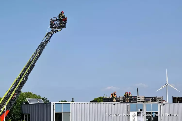 Brand in bedrijfsverzamelgebouw Zaandam, twee personen in veiligheid gebracht