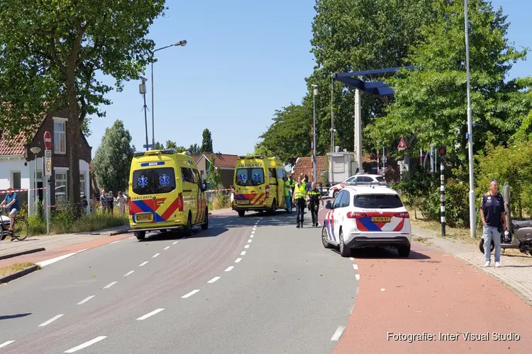 Vrouw zwaargewond bij aanrijding Wormerveer