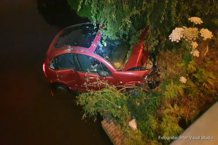 Chauffeur te water geraakte auto Zaandam gevlucht