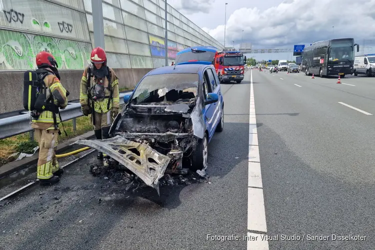 Auto vliegt in brand op A8 bij Oostzaan