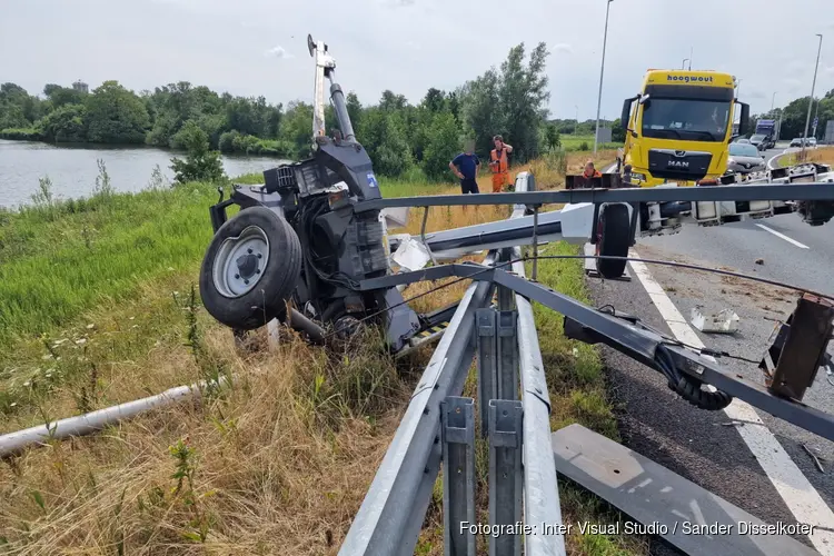 Nog meer verkeershinder: Aanhanger gekanteld op A8