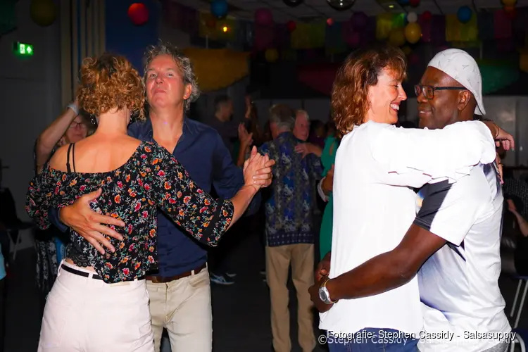 Tropisch Latin Dansfeest onder de tent in de Tolhuistuin op 16 juli