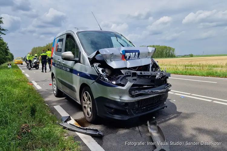 Kopstaartbotsing in Assendelft: bestelbus tegen bakwagen