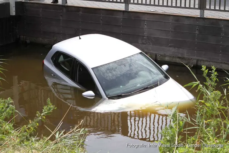 Auto te water gerold na vergeten handrem