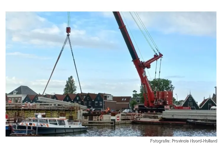 Eerste liggers van de nieuwe Zaanbrug geplaatst