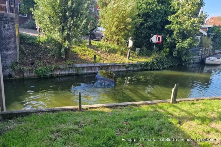 Auto te water gerold in Zaandam