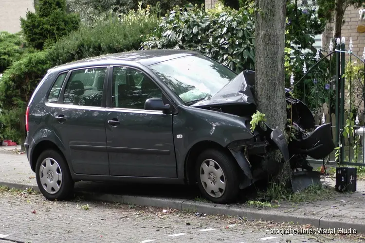 Auto tegen boom gereden, automobilist met spoed naar ziekenhuis