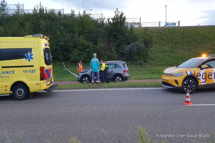 Auto tegen lantaarnpaal gereden in Oostzaan