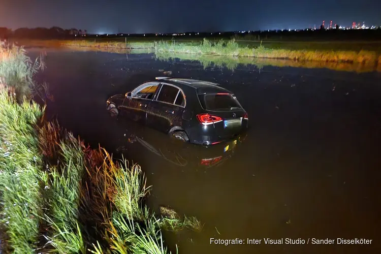 Auto te water langs Zuiderweg in Assendelft