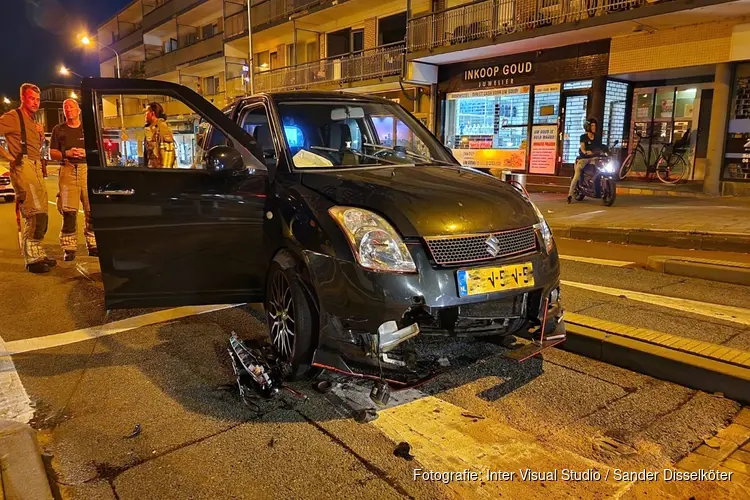 Auto knalt op bussluis in Zaandam