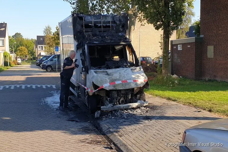 Verhuiswagen in brand in Zaandam