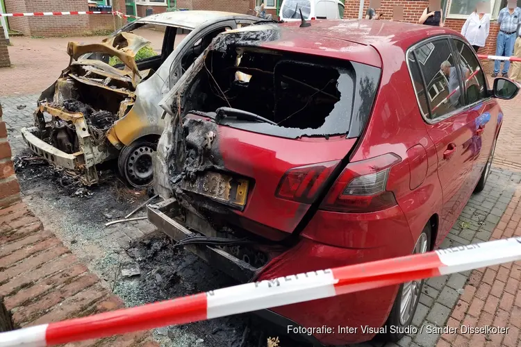 Auto`s in brand aan Het Salm in Zaandam