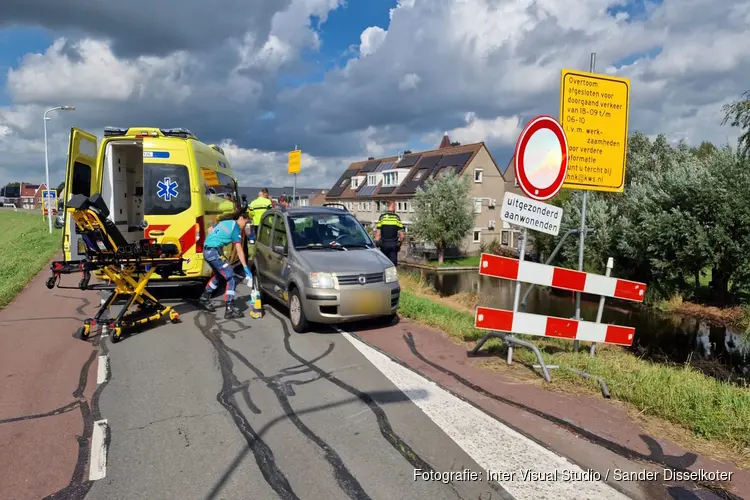 Verkeersregelaar aangereden in Westzaan, veroorzaker rijdt door