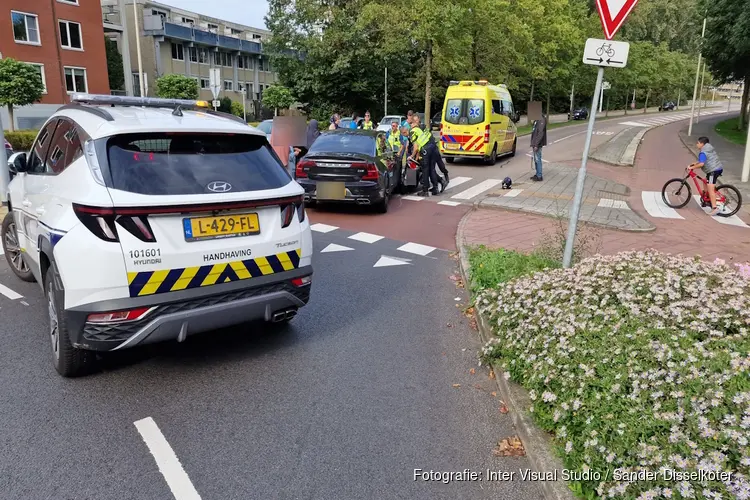 Scooterrijder aangereden op rotonde in Zaandam