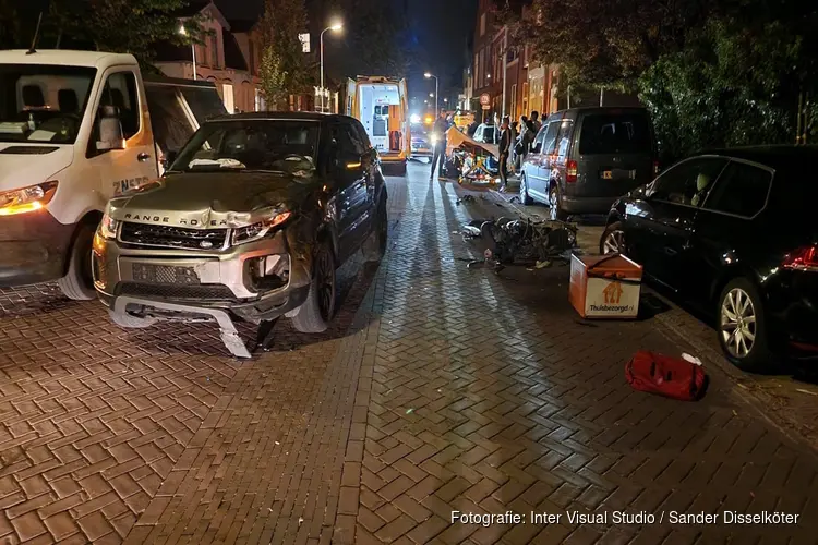 Bezorger ernstig gewond na aanrijding in Zaandam