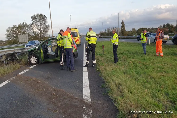 Auto botst tegen vangrail op A8 bij Westzaan