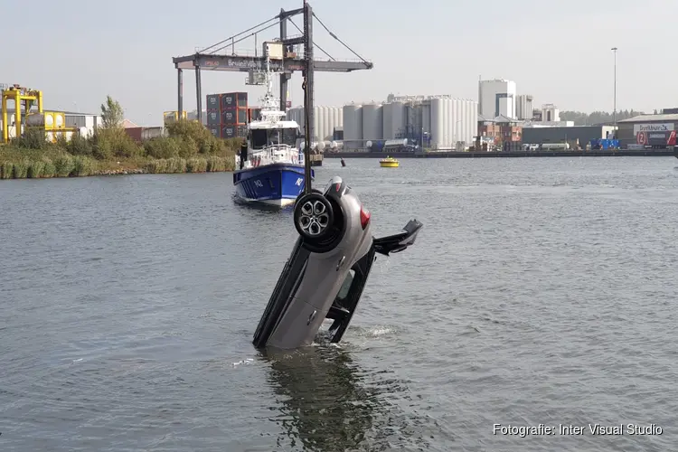 Automobiliste rijdt zijkanaal in