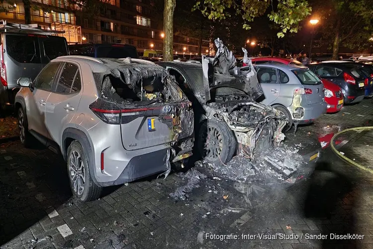 Autobrand in Zaandam, drie voertuigen beschadigd