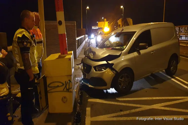 Eenzijdig ongeval op Prins Clausbrug, bestuurder aangehouden