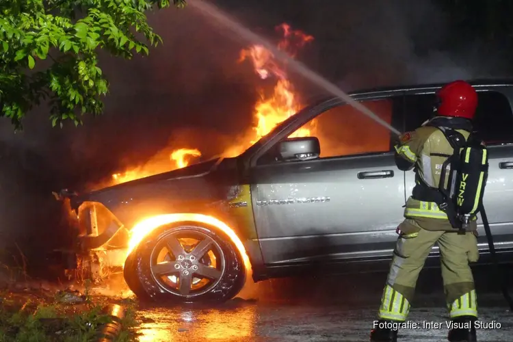 Auto in brand aan Zuideinde in Koog aan de Zaan