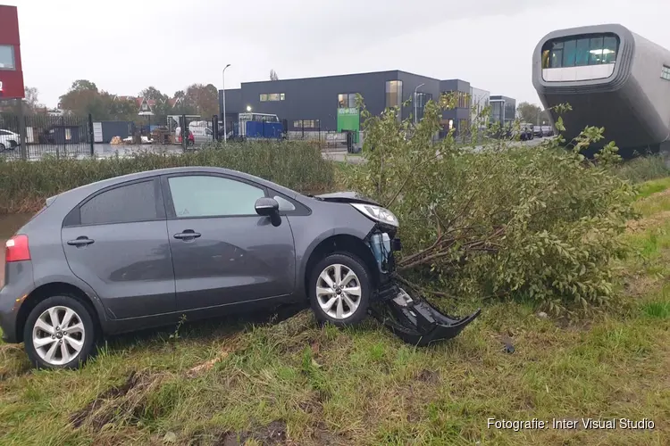 Automobilist rijdt tegen boom in Zaandam