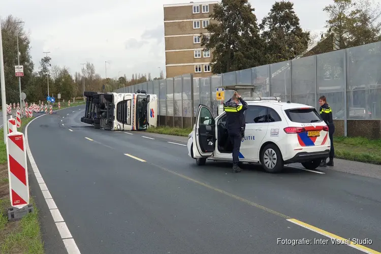 Tankwagen gekanteld op N203 bij Zaandijk