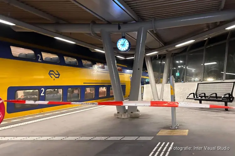 Tot na middernacht geen treinverkeer tussen Hoorn en Zaandam na aanrijding op spoor bij station Purmerend Weidevenne