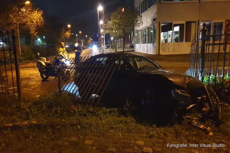 Automobilist rijdt hek omver in Wormerveer en vlucht